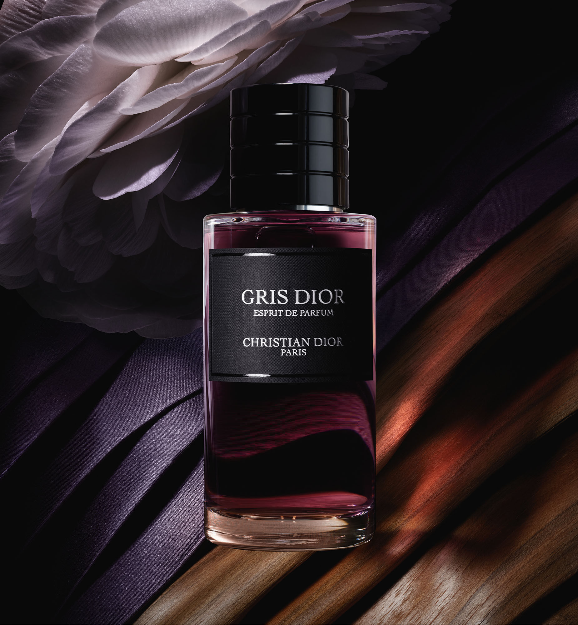 Gris Dior: Unisex Eau de Parfum with chypre and citrus notes